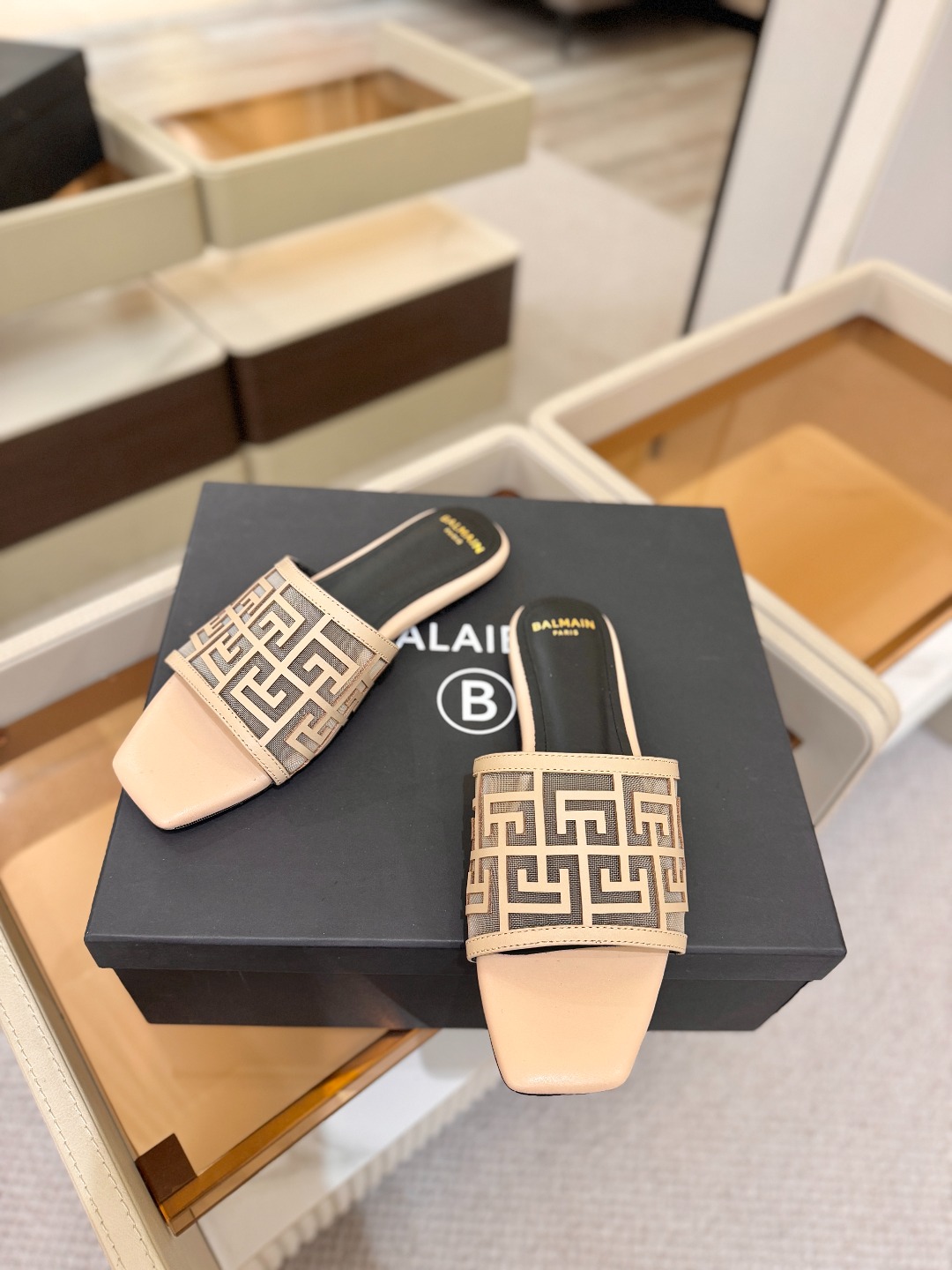Balmain 巴尔曼 走秀时装平底拖鞋———————————𝘽𝙖𝙡𝙢𝙖𝙞𝙣巴尔曼 愈发別致出众 赶紧来