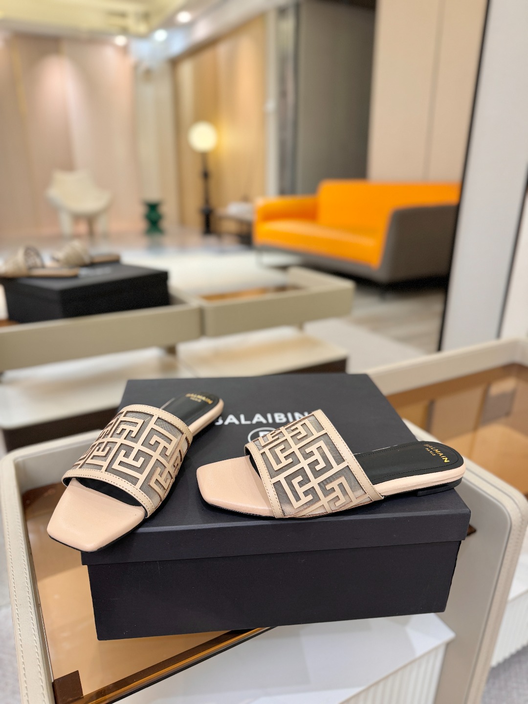 Balmain 巴尔曼 走秀时装平底拖鞋———————————𝘽𝙖𝙡𝙢𝙖𝙞𝙣巴尔曼 愈发別致出众 赶紧来