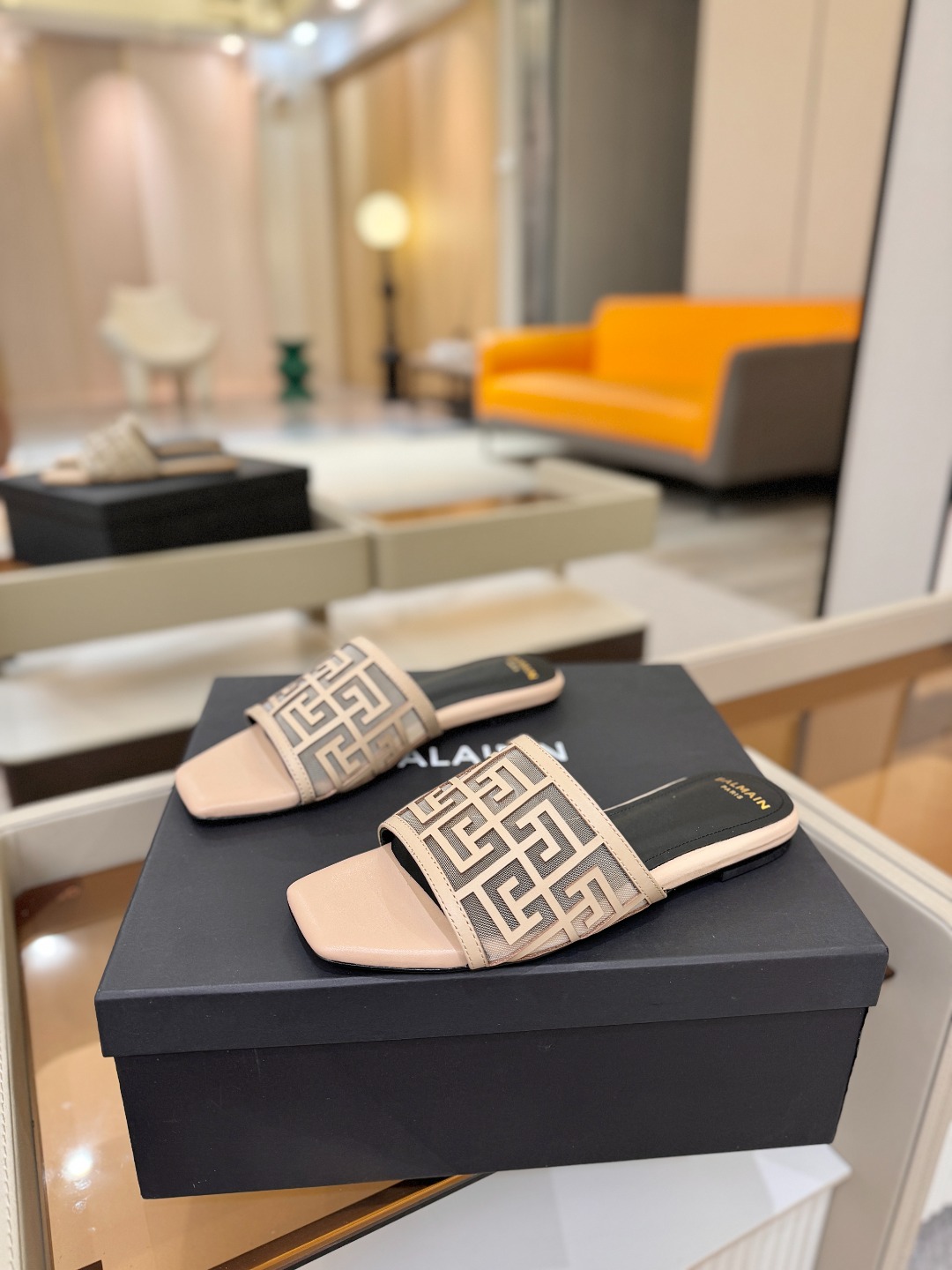 Balmain 巴尔曼 走秀时装平底拖鞋———————————𝘽𝙖𝙡𝙢𝙖𝙞𝙣巴尔曼 愈发別致出众 赶紧来