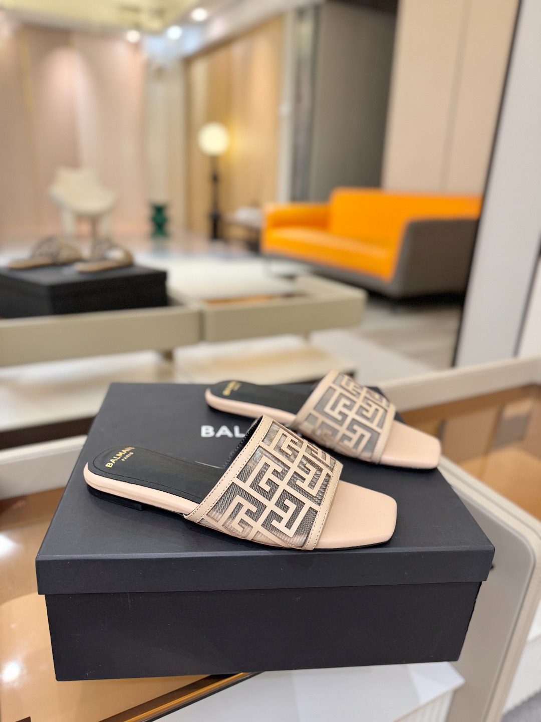 Balmain 巴尔曼 走秀时装平底拖鞋———————————𝘽𝙖𝙡𝙢𝙖𝙞𝙣巴尔曼 愈发別致出众 赶紧来