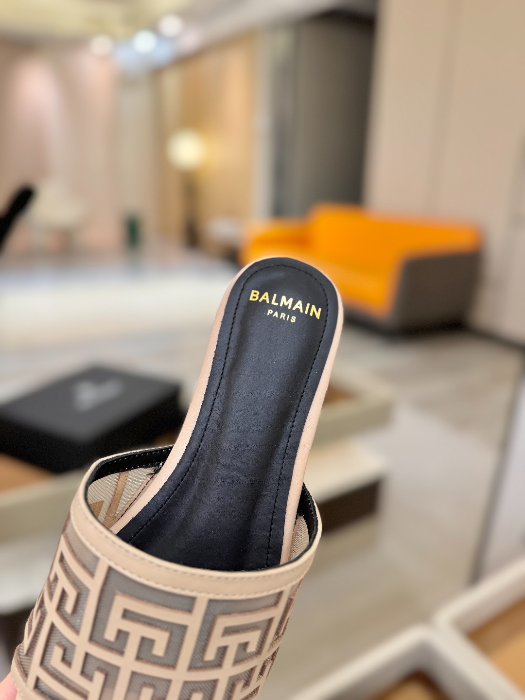 Balmain 巴尔曼 走秀时装平底拖鞋———————————𝘽𝙖𝙡𝙢𝙖𝙞𝙣巴尔曼 愈发別致出众 赶紧来
