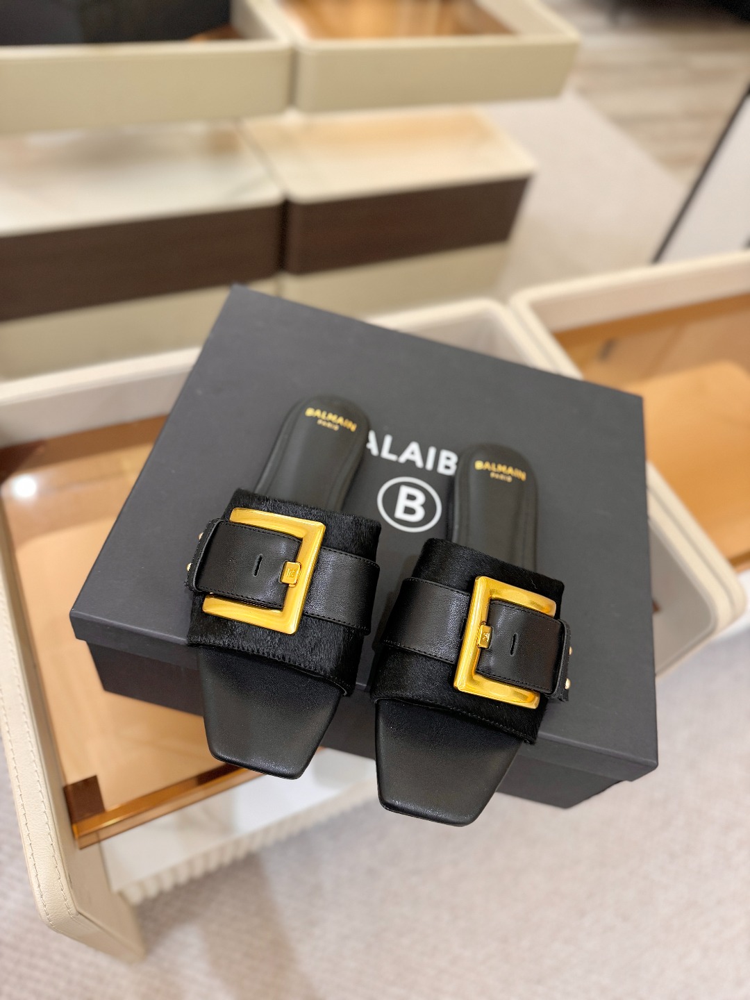 Balmain 巴尔曼 走秀时装平底拖鞋———————————𝘽𝙖𝙡𝙢𝙖𝙞𝙣巴尔曼 愈发別致出众 赶紧来