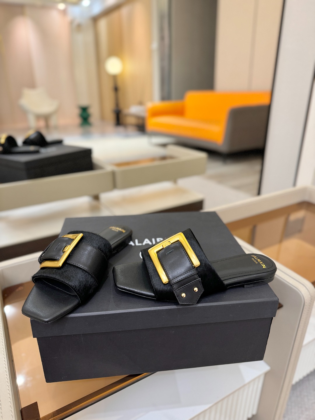 Balmain 巴尔曼 走秀时装平底拖鞋———————————𝘽𝙖𝙡𝙢𝙖𝙞𝙣巴尔曼 愈发別致出众 赶紧来