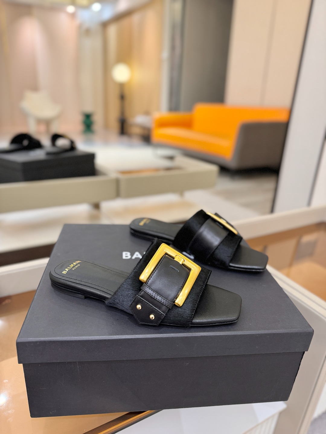 Balmain 巴尔曼 走秀时装平底拖鞋———————————𝘽𝙖𝙡𝙢𝙖𝙞𝙣巴尔曼 愈发別致出众 赶紧来