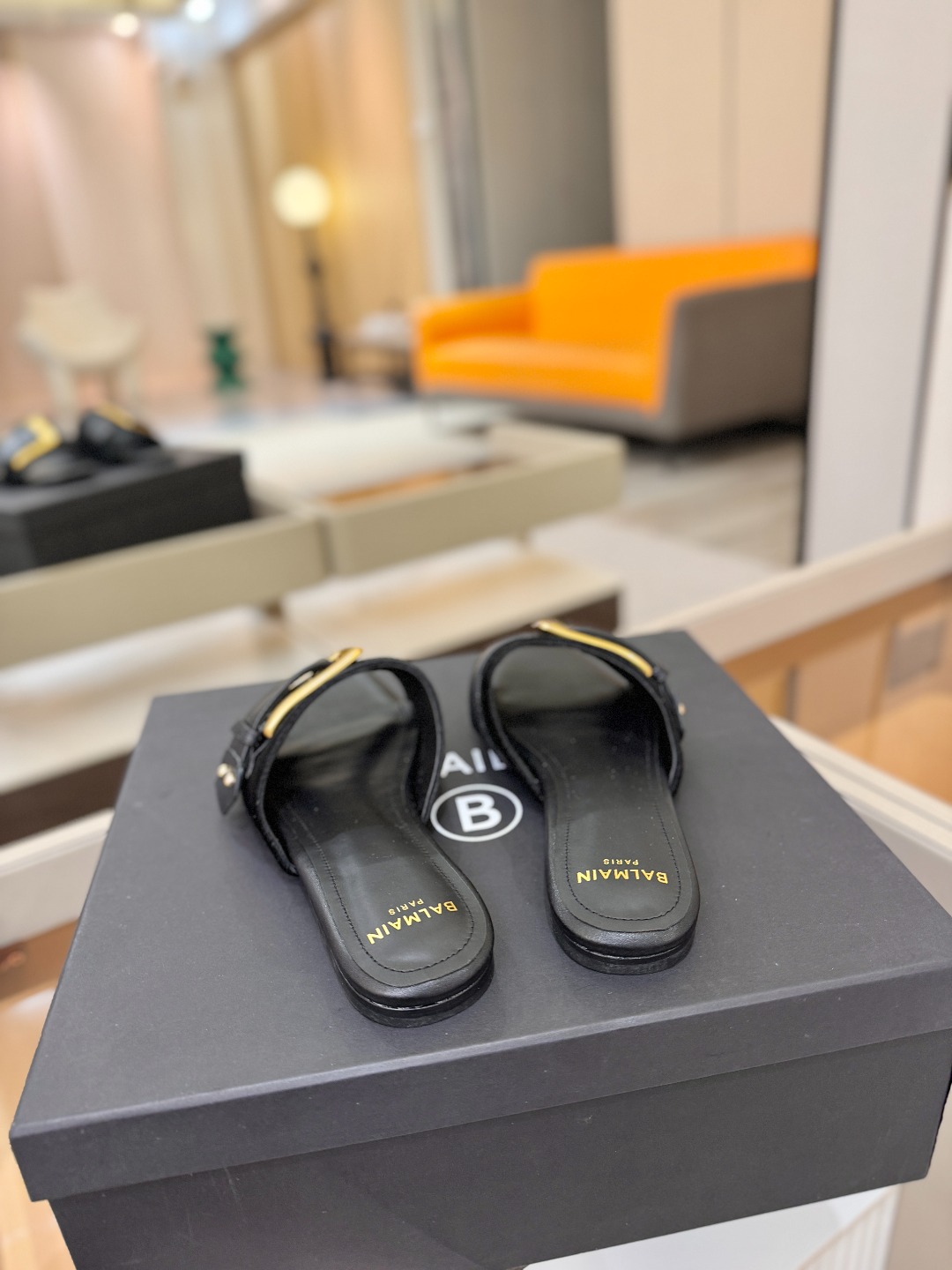 Balmain 巴尔曼 走秀时装平底拖鞋———————————𝘽𝙖𝙡𝙢𝙖𝙞𝙣巴尔曼 愈发別致出众 赶紧来