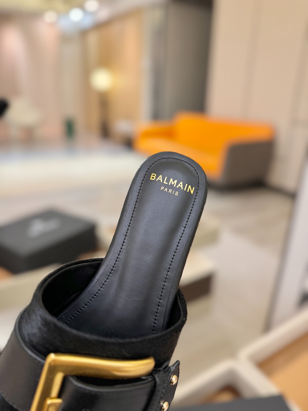 Balmain 巴尔曼 走秀时装平底拖鞋———————————𝘽𝙖𝙡𝙢𝙖𝙞𝙣巴尔曼 愈发別致出众 赶紧来