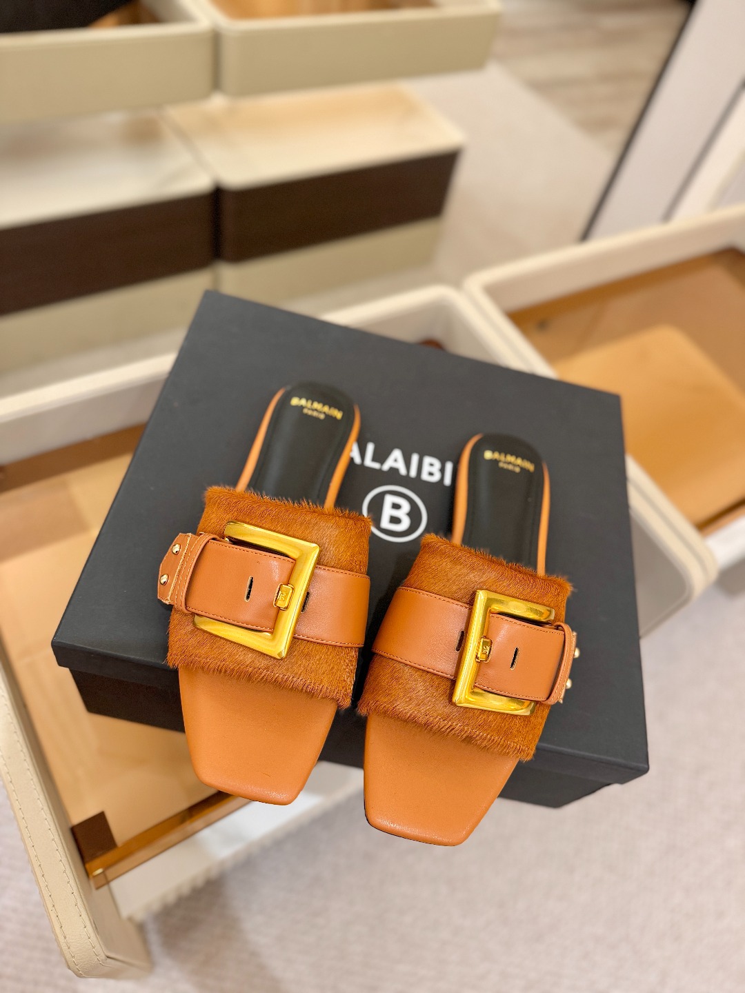 Balmain 巴尔曼 走秀时装平底拖鞋———————————𝘽𝙖𝙡𝙢𝙖𝙞𝙣巴尔曼 愈发別致出众 赶紧来