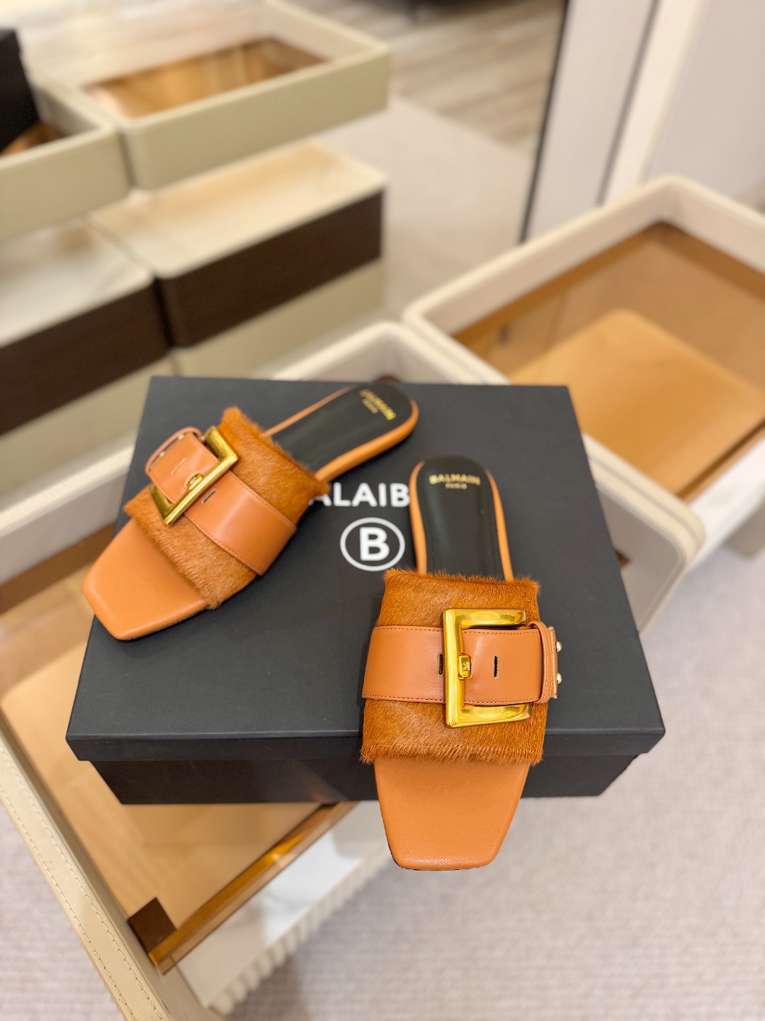 Balmain 巴尔曼 走秀时装平底拖鞋———————————𝘽𝙖𝙡𝙢𝙖𝙞𝙣巴尔曼 愈发別致出众 赶紧来
