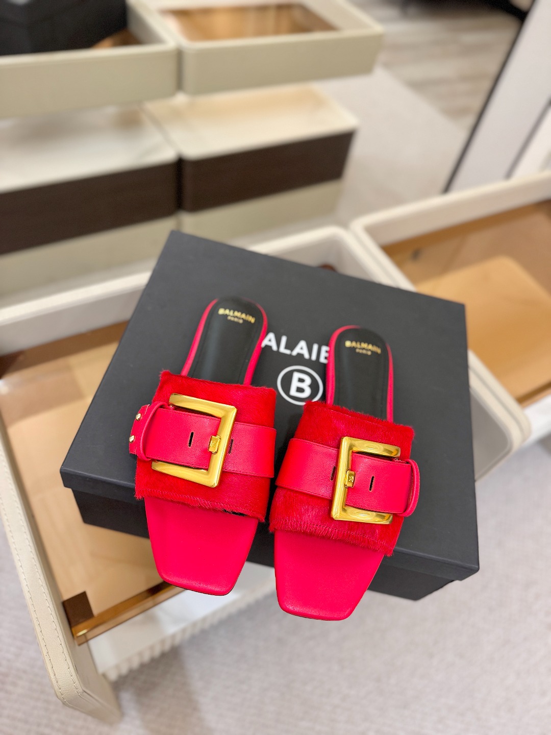 Balmain 巴尔曼 走秀时装平底拖鞋———————————𝘽𝙖𝙡𝙢𝙖𝙞𝙣巴尔曼 愈发別致出众 赶紧来