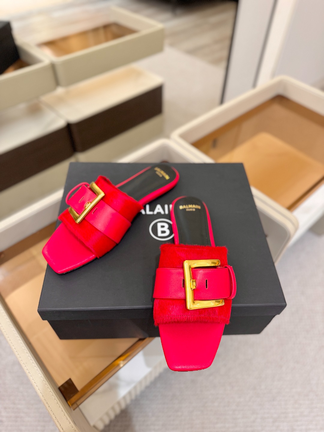 Balmain 巴尔曼 走秀时装平底拖鞋———————————𝘽𝙖𝙡𝙢𝙖𝙞𝙣巴尔曼 愈发別致出众 赶紧来
