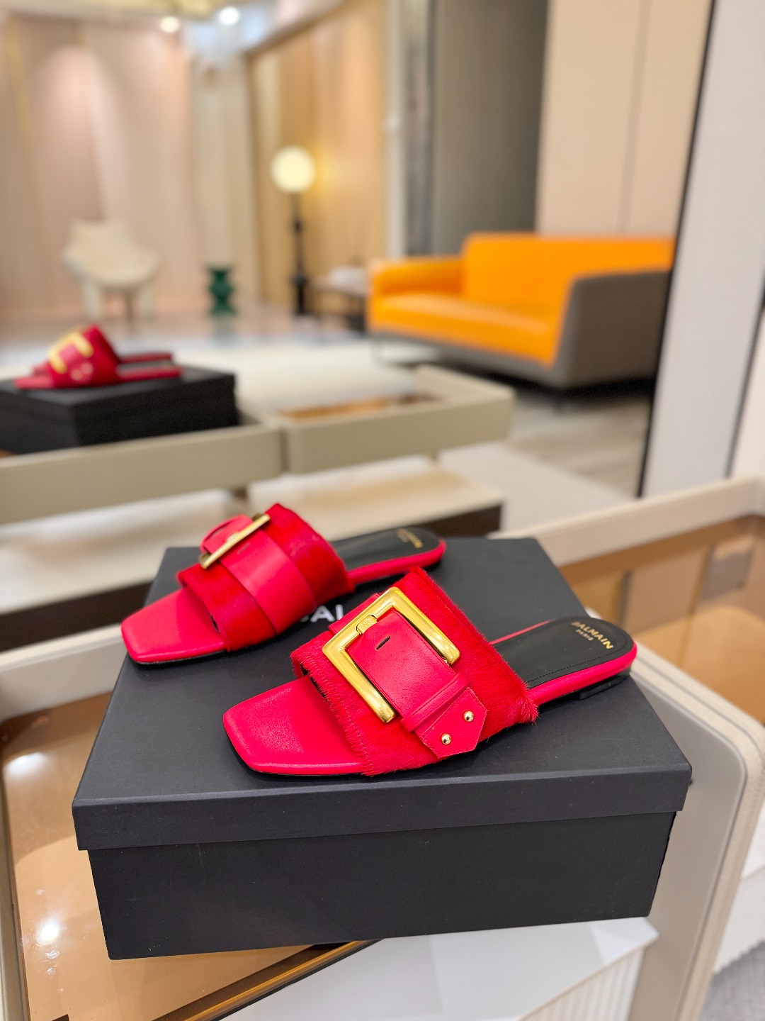 Balmain 巴尔曼 走秀时装平底拖鞋———————————𝘽𝙖𝙡𝙢𝙖𝙞𝙣巴尔曼 愈发別致出众 赶紧来