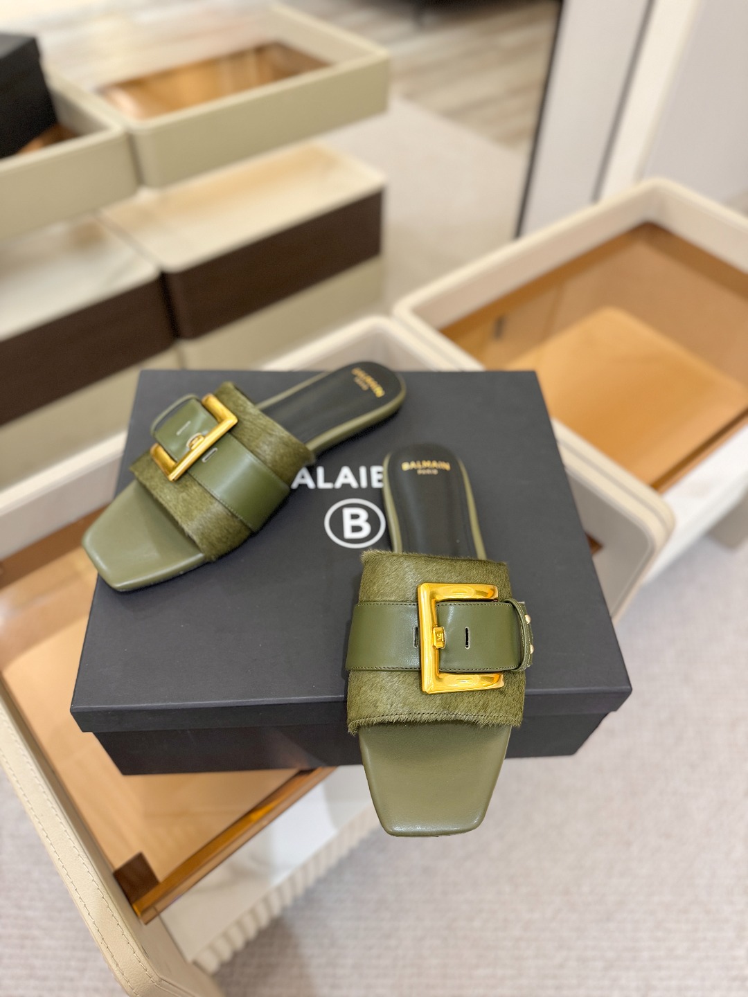 Balmain 巴尔曼 走秀时装平底拖鞋———————————𝘽𝙖𝙡𝙢𝙖𝙞𝙣巴尔曼 愈发別致出众 赶紧来