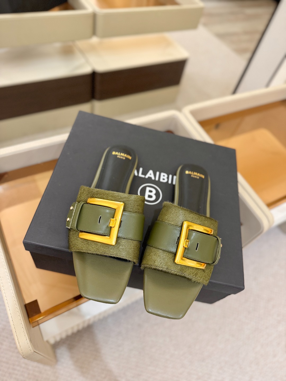 Balmain 巴尔曼 走秀时装平底拖鞋———————————𝘽𝙖𝙡𝙢𝙖𝙞𝙣巴尔曼 愈发別致出众 赶紧来