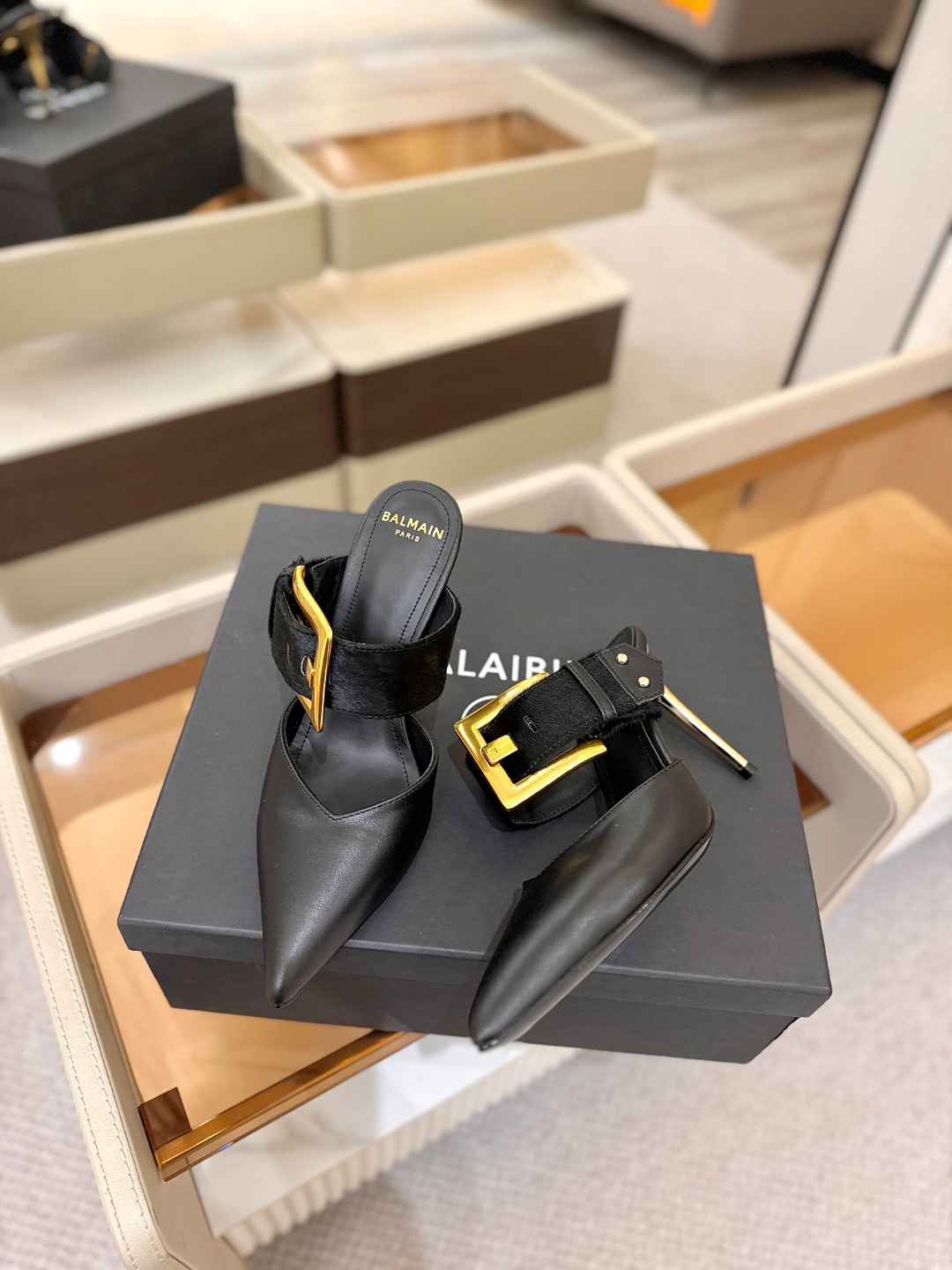 Balmain 巴尔曼 走秀时装高跟拖鞋———————————𝘽𝙖𝙡𝙢𝙖𝙞𝙣巴尔曼 愈发別致出众 赶紧来