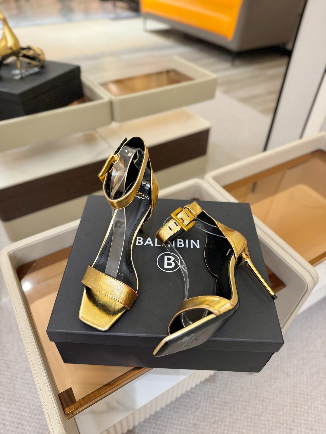 Balmain巴尔曼 走秀时装高跟凉鞋———————————𝘽𝙖𝙡𝙢𝙖𝙞𝙣巴尔曼 愈发別致出众 赶紧来一