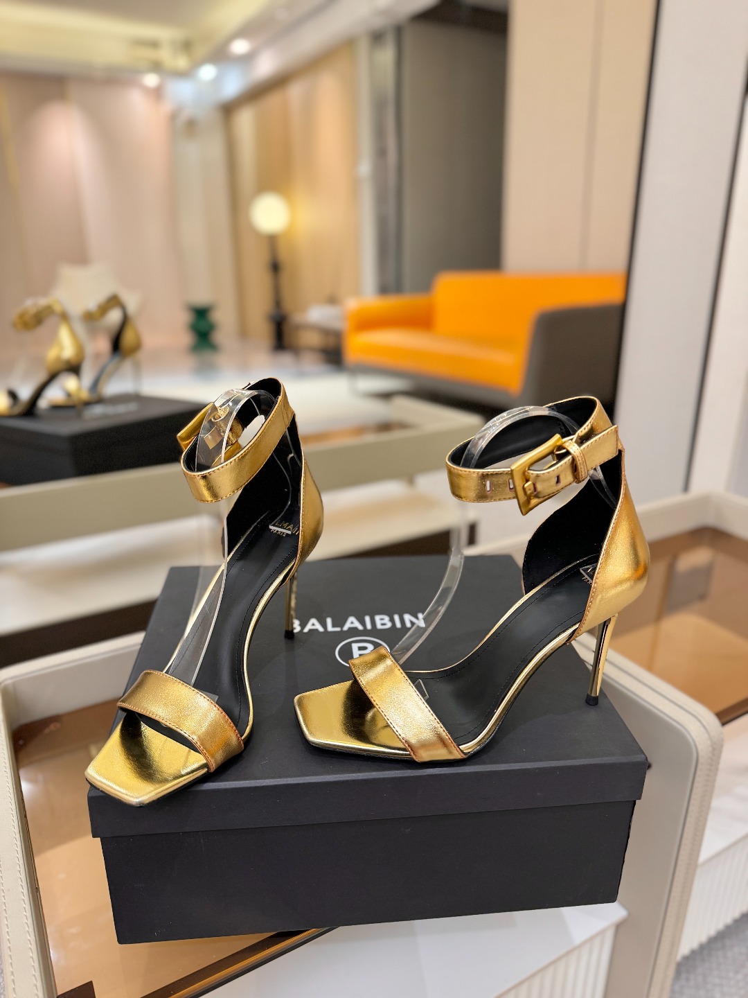 Balmain巴尔曼 走秀时装高跟凉鞋———————————𝘽𝙖𝙡𝙢𝙖𝙞𝙣巴尔曼 愈发別致出众 赶紧来一