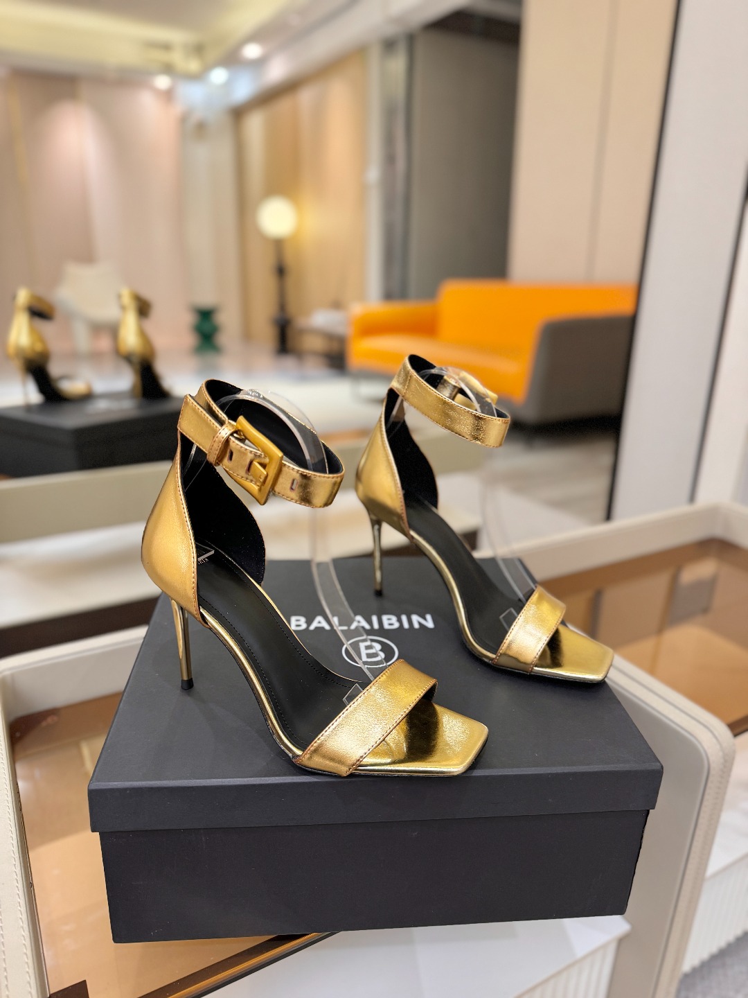 Balmain巴尔曼 走秀时装高跟凉鞋———————————𝘽𝙖𝙡𝙢𝙖𝙞𝙣巴尔曼 愈发別致出众 赶紧来一