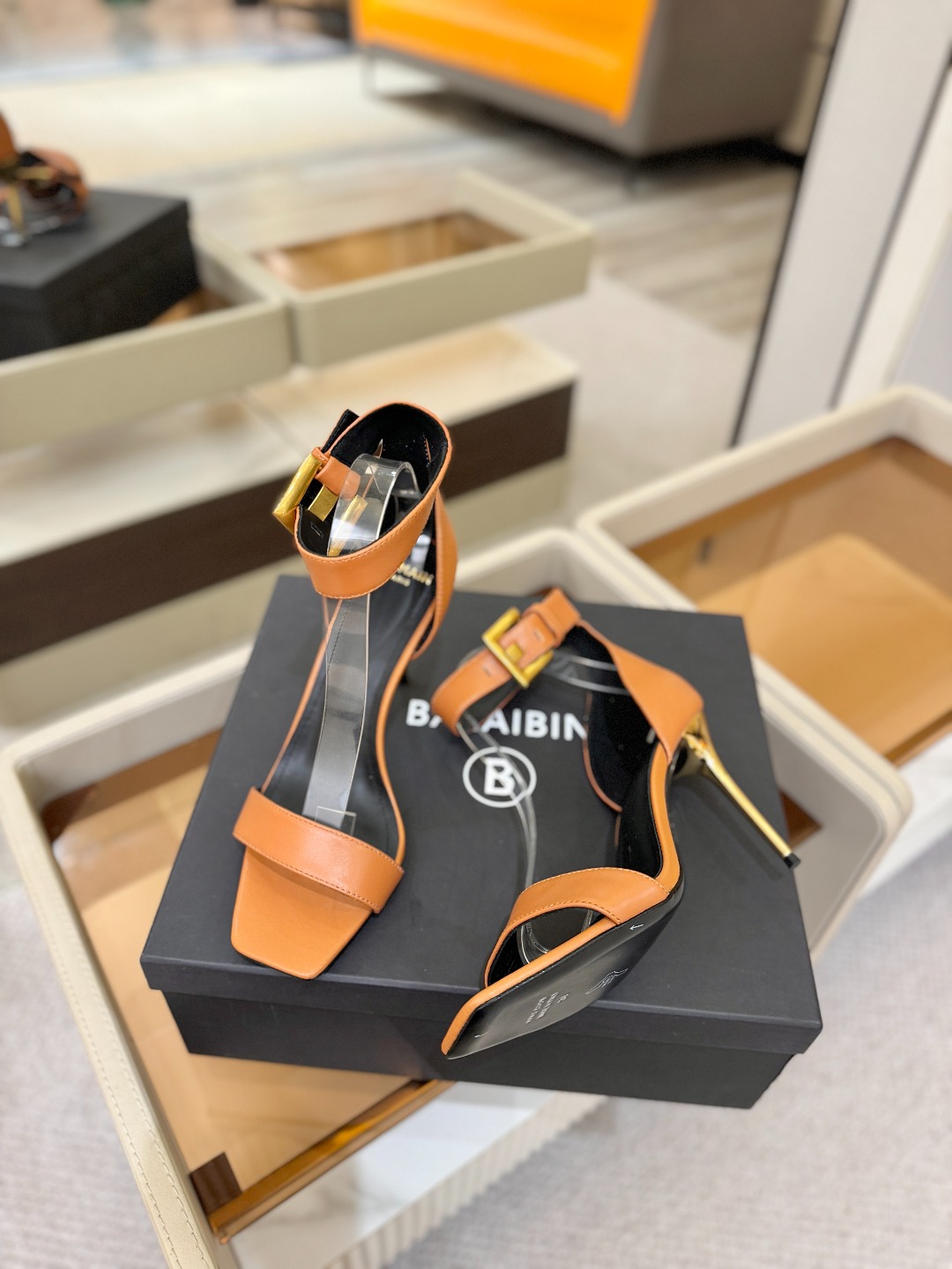 Balmain巴尔曼 走秀时装高跟凉鞋———————————𝘽𝙖𝙡𝙢𝙖𝙞𝙣巴尔曼 愈发別致出众 赶紧来一