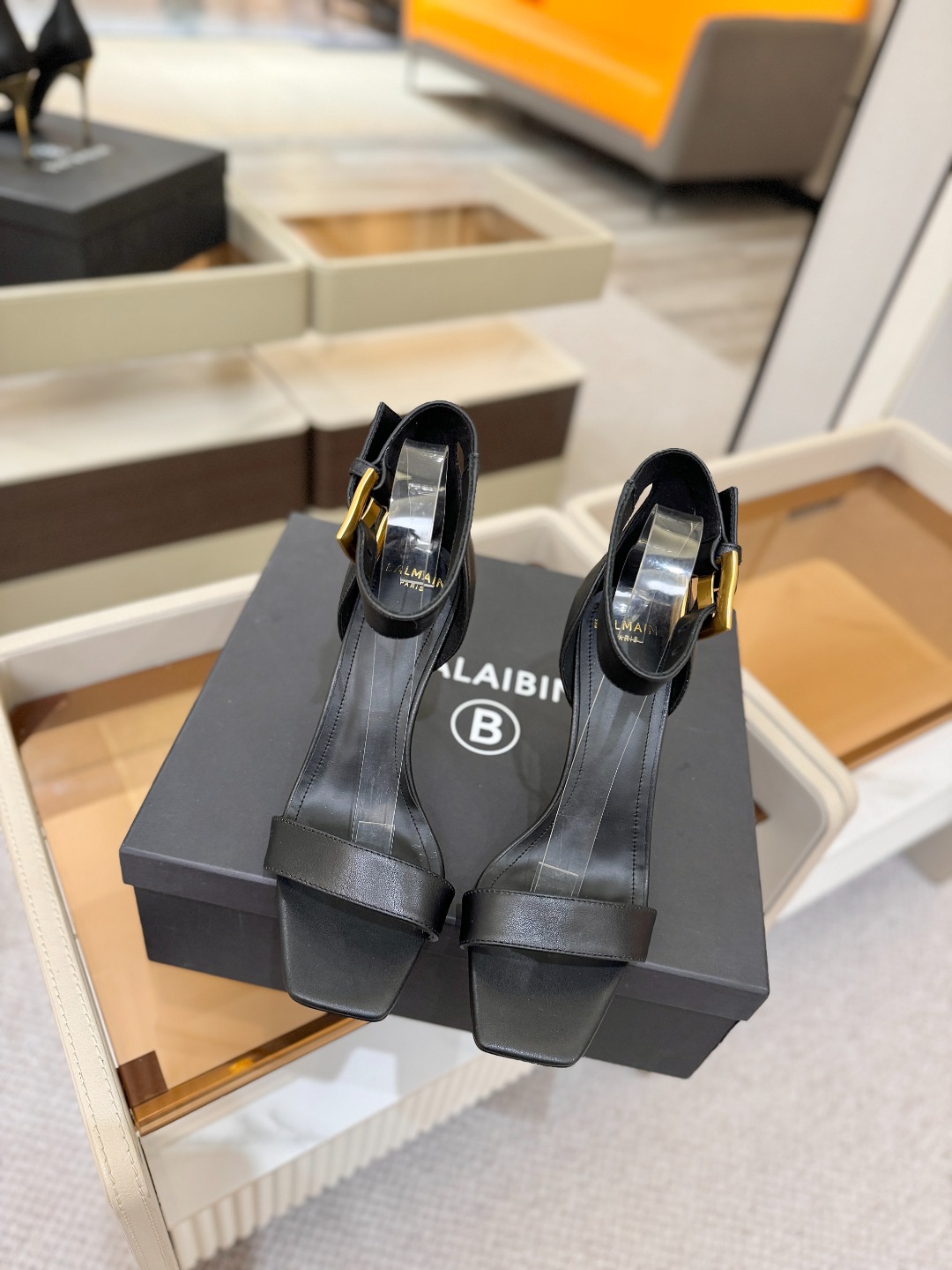 Balmain巴尔曼 走秀时装高跟凉鞋———————————𝘽𝙖𝙡𝙢𝙖𝙞𝙣巴尔曼 愈发別致出众 赶紧来一