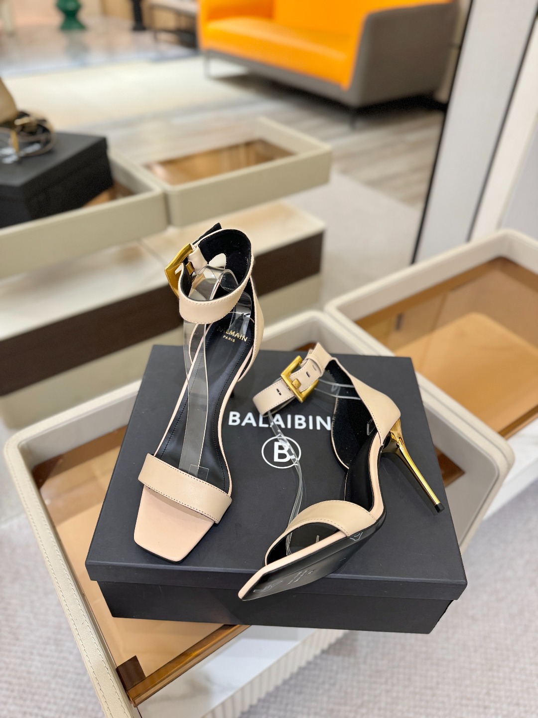 Balmain巴尔曼 走秀时装高跟凉鞋———————————𝘽𝙖𝙡𝙢𝙖𝙞𝙣巴尔曼 愈发別致出众 赶紧来一