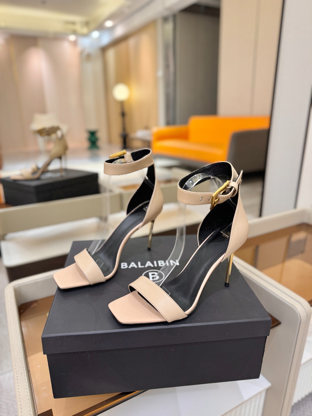 Balmain巴尔曼 走秀时装高跟凉鞋———————————𝘽𝙖𝙡𝙢𝙖𝙞𝙣巴尔曼 愈发別致出众 赶紧来一