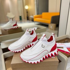 C L 红底鞋上脚舒适 引领时尚 踏入时尚的领地,这双鞋绝对是焦点之作。鞋面沉稳大气,细腻皮革质感十足, C L 红底鞋上脚舒适 引领时尚 踏入时尚的领地,这双鞋绝对是焦点之作。鞋面沉稳大气,细腻皮革质感十足,