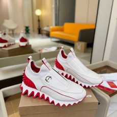 C L 红底鞋上脚舒适 引领时尚 踏入时尚的领地,这双鞋绝对是焦点之作。鞋面沉稳大气,细腻皮革质感十足, C L 红底鞋上脚舒适 引领时尚 踏入时尚的领地,这双鞋绝对是焦点之作。鞋面沉稳大气,细腻皮革质感十足,