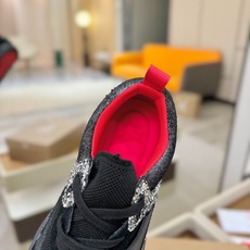 C L 红底鞋上脚舒适 引领时尚 踏入时尚的领地,这双鞋绝对是焦点之作。鞋面沉稳大气,细腻皮革质感十足, C L 红底鞋上脚舒适 引领时尚 踏入时尚的领地,这双鞋绝对是焦点之作。鞋面沉稳大气,细腻皮革质感十足,