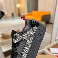 C L 红底鞋上脚舒适 引领时尚 踏入时尚的领地,这双鞋绝对是焦点之作。鞋面沉稳大气,细腻皮革质感十足, C L 红底鞋上脚舒适 引领时尚 踏入时尚的领地,这双鞋绝对是焦点之作。鞋面沉稳大气,细腻皮革质感十足,
