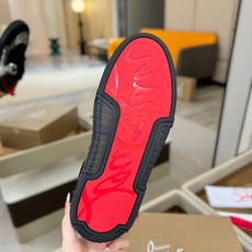 C L 红底鞋上脚舒适 引领时尚 踏入时尚的领地,这双鞋绝对是焦点之作。鞋面沉稳大气,细腻皮革质感十足, C L 红底鞋上脚舒适 引领时尚 踏入时尚的领地,这双鞋绝对是焦点之作。鞋面沉稳大气,细腻皮革质感十足,