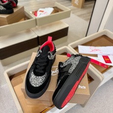 C L 红底鞋上脚舒适 引领时尚 踏入时尚的领地,这双鞋绝对是焦点之作。鞋面沉稳大气,细腻皮革质感十足, C L 红底鞋上脚舒适 引领时尚 踏入时尚的领地,这双鞋绝对是焦点之作。鞋面沉稳大气,细腻皮革质感十足,