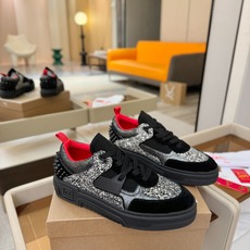 C L 红底鞋上脚舒适 引领时尚 踏入时尚的领地,这双鞋绝对是焦点之作。鞋面沉稳大气,细腻皮革质感十足, C L 红底鞋上脚舒适 引领时尚 踏入时尚的领地,这双鞋绝对是焦点之作。鞋面沉稳大气,细腻皮革质感十足,