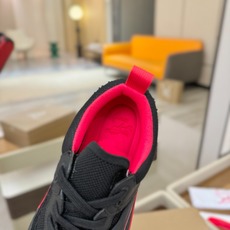 C L 红底鞋上脚舒适 引领时尚 踏入时尚的领地,这双鞋绝对是焦点之作。鞋面沉稳大气,细腻皮革质感十足, C L 红底鞋上脚舒适 引领时尚 踏入时尚的领地,这双鞋绝对是焦点之作。鞋面沉稳大气,细腻皮革质感十足,