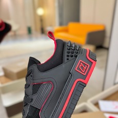 C L 红底鞋上脚舒适 引领时尚 踏入时尚的领地,这双鞋绝对是焦点之作。鞋面沉稳大气,细腻皮革质感十足, C L 红底鞋上脚舒适 引领时尚 踏入时尚的领地,这双鞋绝对是焦点之作。鞋面沉稳大气,细腻皮革质感十足,
