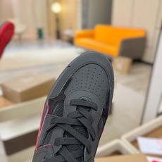 C L 红底鞋上脚舒适 引领时尚 踏入时尚的领地,这双鞋绝对是焦点之作。鞋面沉稳大气,细腻皮革质感十足, C L 红底鞋上脚舒适 引领时尚 踏入时尚的领地,这双鞋绝对是焦点之作。鞋面沉稳大气,细腻皮革质感十足,
