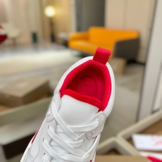 C L 红底鞋上脚舒适 引领时尚 踏入时尚的领地,这双鞋绝对是焦点之作。鞋面沉稳大气,细腻皮革质感十足, C L 红底鞋上脚舒适 引领时尚 踏入时尚的领地,这双鞋绝对是焦点之作。鞋面沉稳大气,细腻皮革质感十足,
