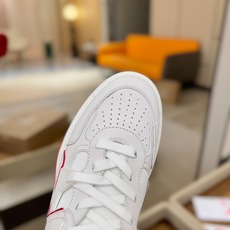 C L 红底鞋上脚舒适 引领时尚 踏入时尚的领地,这双鞋绝对是焦点之作。鞋面沉稳大气,细腻皮革质感十足, C L 红底鞋上脚舒适 引领时尚 踏入时尚的领地,这双鞋绝对是焦点之作。鞋面沉稳大气,细腻皮革质感十足,