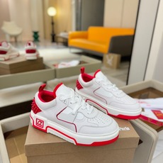C L 红底鞋上脚舒适 引领时尚 踏入时尚的领地,这双鞋绝对是焦点之作。鞋面沉稳大气,细腻皮革质感十足, C L 红底鞋上脚舒适 引领时尚 踏入时尚的领地,这双鞋绝对是焦点之作。鞋面沉稳大气,细腻皮革质感十足,