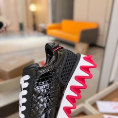 C L 红底鞋上脚舒适 引领时尚 踏入时尚的领地,这双鞋绝对是焦点之作。鞋面沉稳大气,细腻皮革质感十足, C L 红底鞋上脚舒适 引领时尚 踏入时尚的领地,这双鞋绝对是焦点之作。鞋面沉稳大气,细腻皮革质感十足,