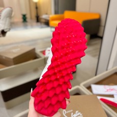 C L 红底鞋上脚舒适 引领时尚 踏入时尚的领地,这双鞋绝对是焦点之作。鞋面沉稳大气,细腻皮革质感十足, C L 红底鞋上脚舒适 引领时尚 踏入时尚的领地,这双鞋绝对是焦点之作。鞋面沉稳大气,细腻皮革质感十足,