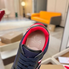 C L 红底鞋上脚舒适 引领时尚 踏入时尚的领地,这双鞋绝对是焦点之作。鞋面沉稳大气,细腻皮革质感十足, C L 红底鞋上脚舒适 引领时尚 踏入时尚的领地,这双鞋绝对是焦点之作。鞋面沉稳大气,细腻皮革质感十足,