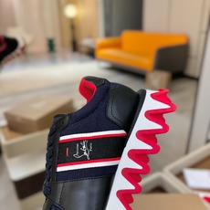 C L 红底鞋上脚舒适 引领时尚 踏入时尚的领地,这双鞋绝对是焦点之作。鞋面沉稳大气,细腻皮革质感十足, C L 红底鞋上脚舒适 引领时尚 踏入时尚的领地,这双鞋绝对是焦点之作。鞋面沉稳大气,细腻皮革质感十足,