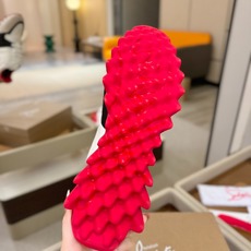 C L 红底鞋上脚舒适 引领时尚 踏入时尚的领地,这双鞋绝对是焦点之作。鞋面沉稳大气,细腻皮革质感十足, C L 红底鞋上脚舒适 引领时尚 踏入时尚的领地,这双鞋绝对是焦点之作。鞋面沉稳大气,细腻皮革质感十足,