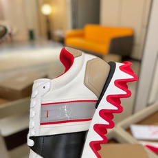 C L 红底鞋上脚舒适 引领时尚 踏入时尚的领地,这双鞋绝对是焦点之作。鞋面沉稳大气,细腻皮革质感十足, C L 红底鞋上脚舒适 引领时尚 踏入时尚的领地,这双鞋绝对是焦点之作。鞋面沉稳大气,细腻皮革质感十足,