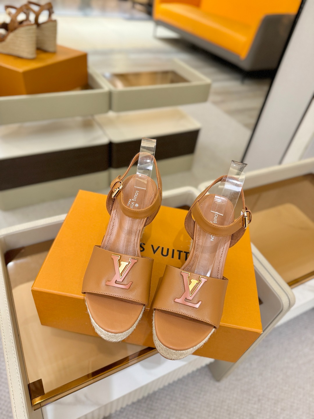 L V   走秀款厚底麻绳凉鞋  🙌 香港原版购入一比一开模  👍 今年的款式比去年增加了新原素    