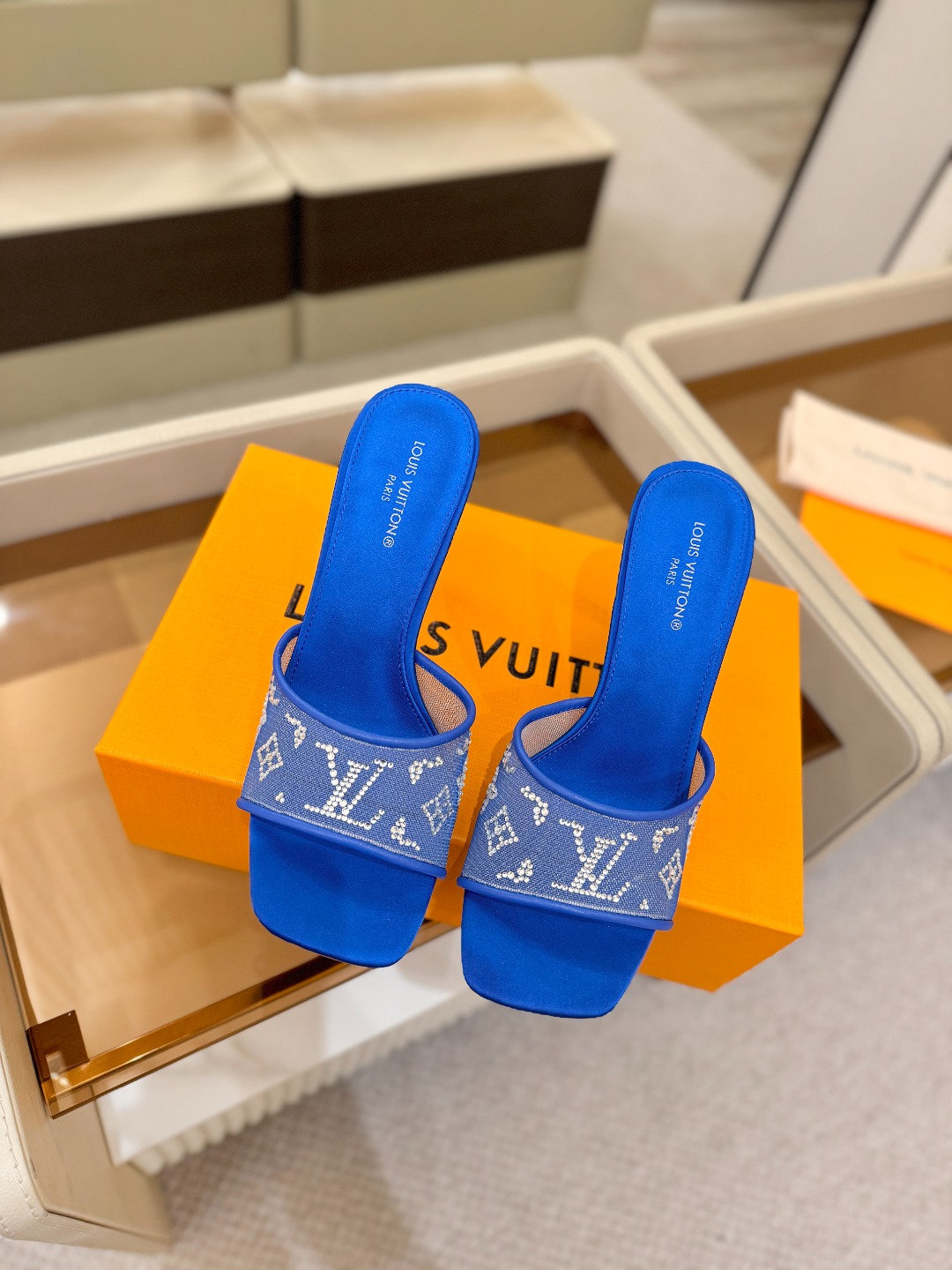 【代购级】、Louis Vuitton官网春夏系列!完美楦型、新品高跟凉鞋🆕、官网同步更新Lv烫钻“lo 【代购级】、Louis Vuitton官网春夏系列!完美楦型、新品高跟凉鞋🆕、官网同步更新Lv烫钻“lo