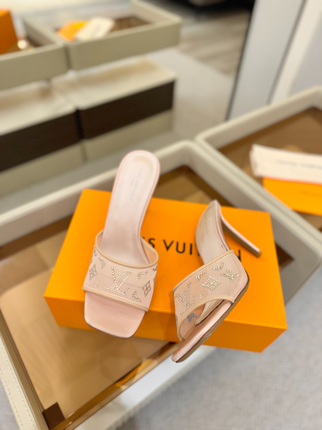 【代购级】、Louis Vuitton官网春夏系列!完美楦型、新品高跟凉鞋🆕、官网同步更新Lv烫钻“lo 【代购级】、Louis Vuitton官网春夏系列!完美楦型、新品高跟凉鞋🆕、官网同步更新Lv烫钻“lo