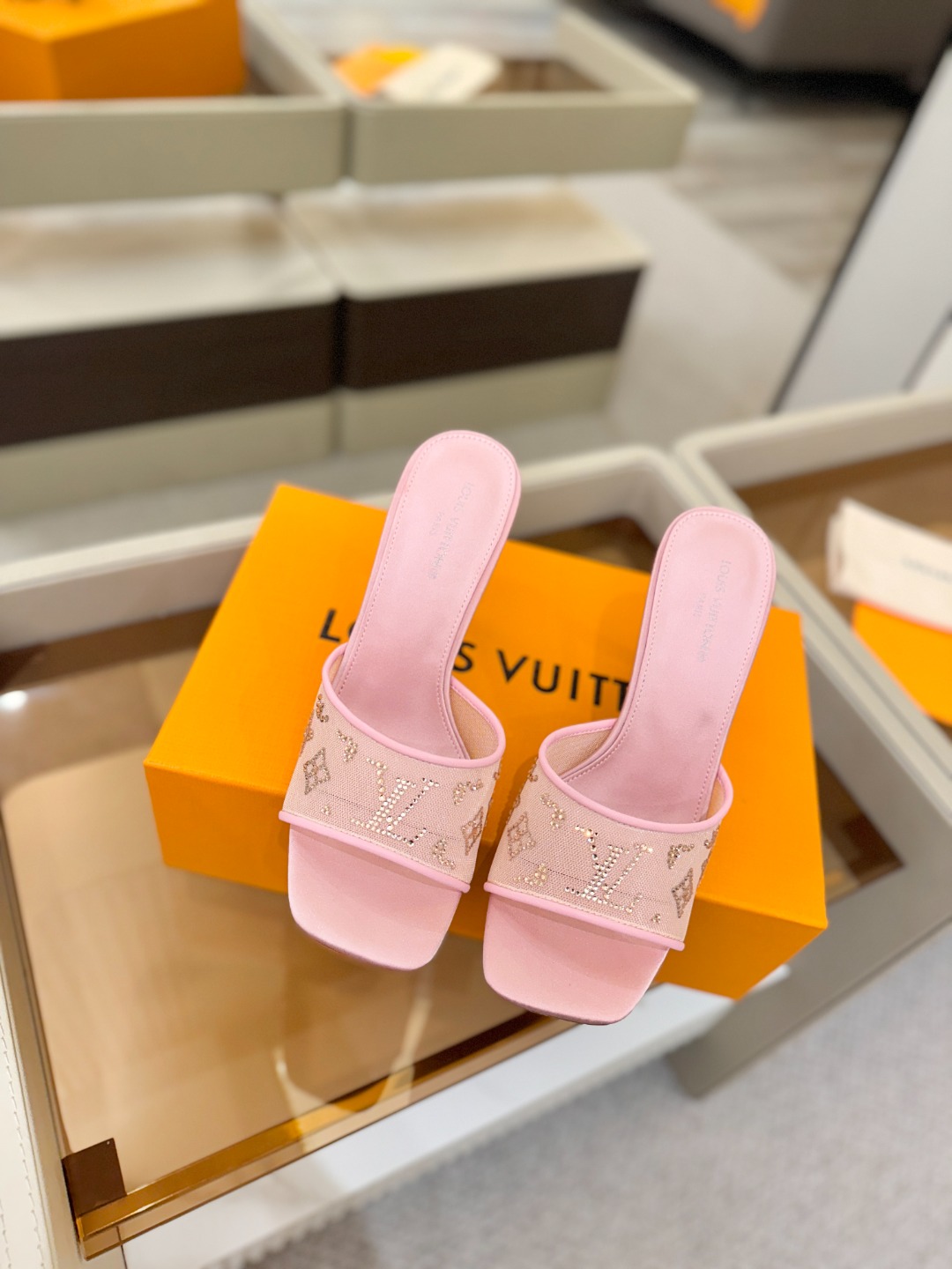 【代购级】、Louis Vuitton官网春夏系列!完美楦型、新品高跟凉鞋🆕、官网同步更新Lv烫钻“lo 【代购级】、Louis Vuitton官网春夏系列!完美楦型、新品高跟凉鞋🆕、官网同步更新Lv烫钻“lo