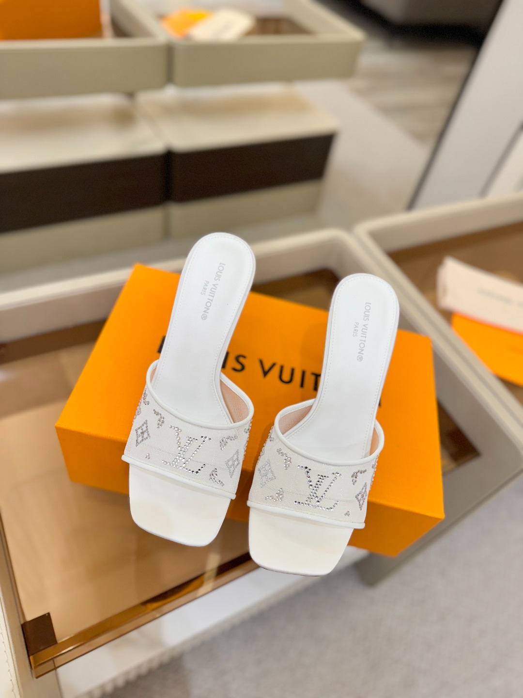 【代购级】、Louis Vuitton官网春夏系列!完美楦型、新品高跟凉鞋🆕、官网同步更新Lv烫钻“lo 【代购级】、Louis Vuitton官网春夏系列!完美楦型、新品高跟凉鞋🆕、官网同步更新Lv烫钻“lo