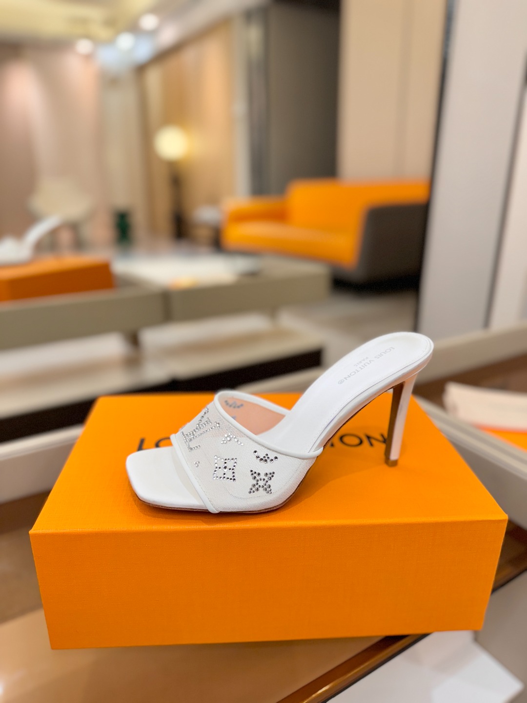 NO:869614,Price [purchase level], Louis Vuitton official website spring and summer series!  Perfect last, new high-heeled sandals, official website updated simultaneously. LV hot-drilled 'logo' is embellished. The upper is embellished with hot-drilled diamonds, full of details, and the visual feast can hardly conceal the elegant temperament of LV. It is comfortable and easy to wear on the feet, and full of femininity. The new original reverse mold last, the ultimate 1:1 shape, exquisite workmanship, and imported high-end fabrics show exquisite texture!  Fabric imported mesh, lining high-quality soft sheepskin, foot pads imported silk cloth, Italian genuine leather outsole 9CM leather bag heel size 34-41 {34.40.41 customized non-refundable}, high heels and slippers, louis vuitton, louis vuitton, sandals, high heels, slippers, sheepskin, real silk, Leather soles19860909价格【代购级】、Louis Vuitton官网春夏系列！完美楦型、 新品高跟凉鞋、官网同步更新 Lv烫钻“logo”饰以点缀,鞋面烫钻工艺、细节感拉满、效果视觉盛宴难以掩饰lv的优雅气质刚刚好、上脚舒适好穿、女人味十足. 新原版倒模楦型,极致1:1形体,做工精致、进口高端面料呈现出精致质感！ 面料进口网纱 内里优质柔软羊皮里、 垫脚进口真丝布、 意大利真皮大底 9CM面皮包跟 码数34-41{34.40.41定制不退换},高跟鞋拖鞋,louis vuitton,louis vuitton,sandals,high heels,slippers,sheepskin,real silk,Leather soles,Women's Shoes